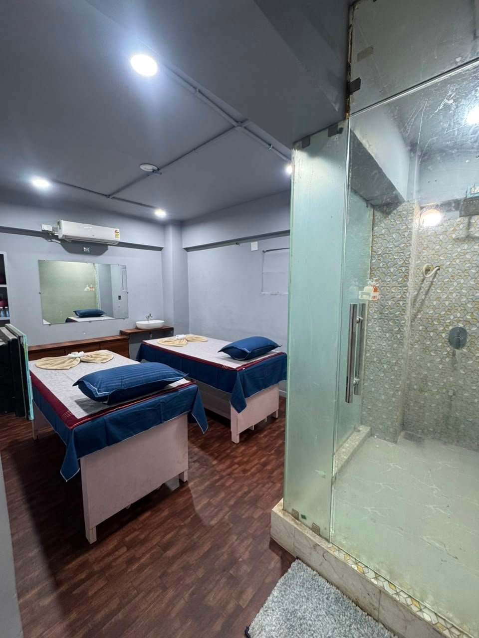 Twin massage room